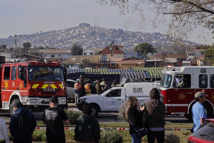 Vina del Mar, 12 de julio de 2026. Personal de SIAT de Carabineros, del Servicio Medico Legal, y de servicios de emergencia, trabajan en el sector de la feria Caupolican, donde un accidente vehicular con atropello deja 6 fallecidos   Sebastian