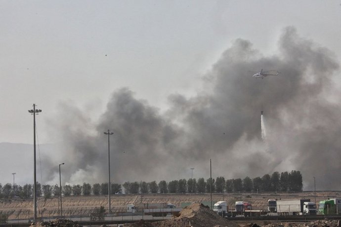 Archivo - April 29, 2025, Bandar Abbas, Hormozgan, Iran: A helicopter of Iran's Red Crescent Society pours water on the fire after a massive explosion and fire rocked the Shahid Rajaei port near the southern port city of Bandar Abbas, Iran. At least 65 pe