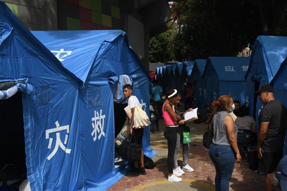 Tiendas de campaña para desplazados por los terremotos de Venezuela