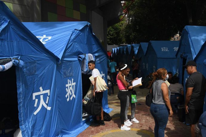 Tiendas de campaña para desplazados por los terremotos de Venezuela