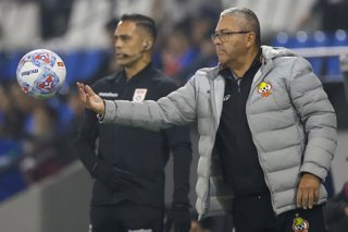 Futbol, Universidad Catolica vs Cobresal. Fecha 6, Copa de la Liga 2026. El entrenador de Cobresal Gustavo Huerta es fotografiado durante el partido de la Copa de la Liga contra Universidad Catolica disputado en el Claro Arena de Santiago,
