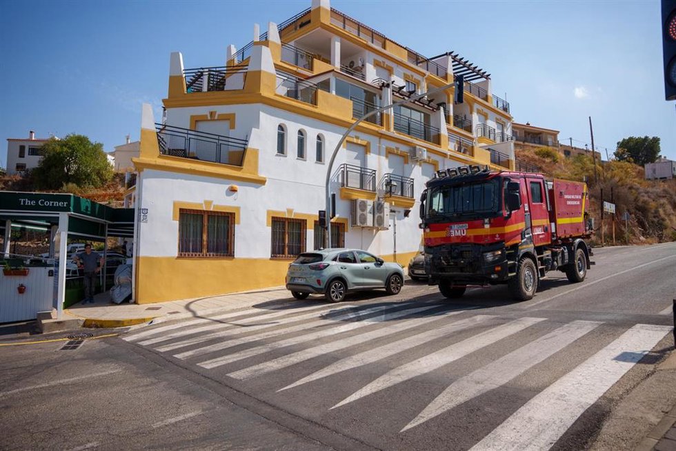 Camiones de extinción de incendios de la UME por las calles de Bédar tras el incendio de Los Gallardos. 