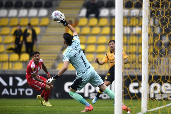 Futbol, Coquimbo Unido vs Union La Calera. Semifinales, Copa de la Liga 2026. El jugador de Union La Calera Nicolas Avellaneda controla el balon durante un partido copa de la liga contra Coquimbo Unido disputado en el estadio Francisco Sanchez Rumoroso
