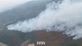 Foto: Bombers prioriza que los flancos del incendio de Aiguamúrcia (Tarragona) no lleguen a la población
