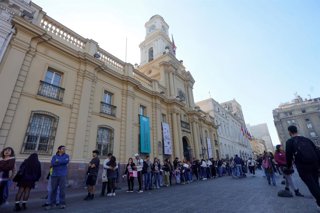 Santiago, 30 de mayo 2026 El ministro de las Culturas, las Artes y el Patrimonio, Francisco Undurraga, lidera recorrido por el Museo Histórico Nacional. En la ocasión, la autoridad recorre la muestra permanente del segundo piso de objetos emblemáticos.