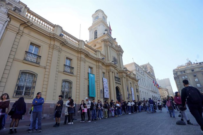 Santiago, 30 de mayo 2026 El ministro de las Culturas, las Artes y el Patrimonio, Francisco Undurraga, lidera recorrido por el Museo Histórico Nacional. En la ocasión, la autoridad recorre la muestra permanente del segundo piso de objetos emblemáticos.
