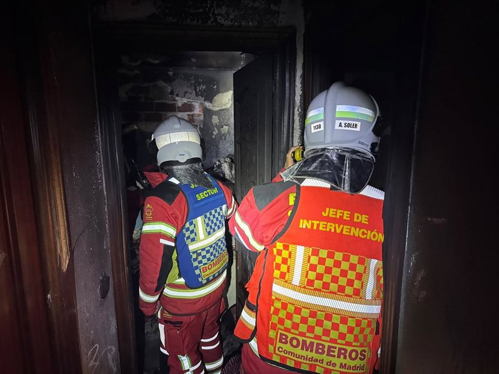 Efectivos del cuerpo de Bomberos intervienen en el incendio de la vivienda afectada en Fuenlabrada (Madrid)
