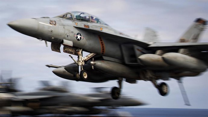 Archivo - May 12, 2026, Mediterranean Sea, International Waters: A Navy F/A-18F Super Hornet fighter aircraft, attached to the Blacklions of Strike Fighter Squadron 213, lands on the flight deck of the Ford-class aircraft carrier USS Gerald R. Ford operat