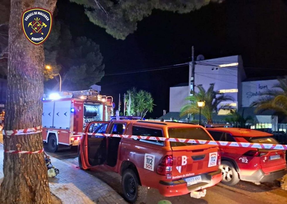 Bonberos en el incendio de un hotel en Magaluf