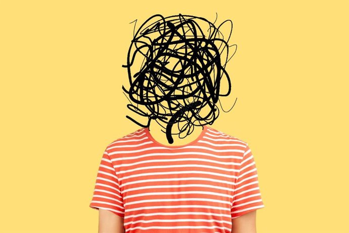 Archivo - El hombre frustrado con problemas nerviosos siente ansiedad y confusión de pensamientos.