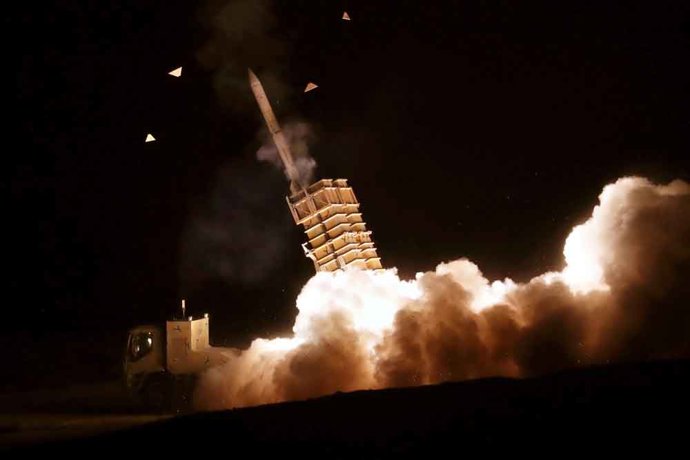 Archivo - Arquivo - 12 de outubro de 2021, Irã, ---: Uma foto divulgada pelo site oficial do Exército iraniano em 12 de outubro de 2021 mostra o lançamento de mísseis durante uma manobra conjunta do Exército e do Corpo da Guarda Revolucionária (IRGC) no d