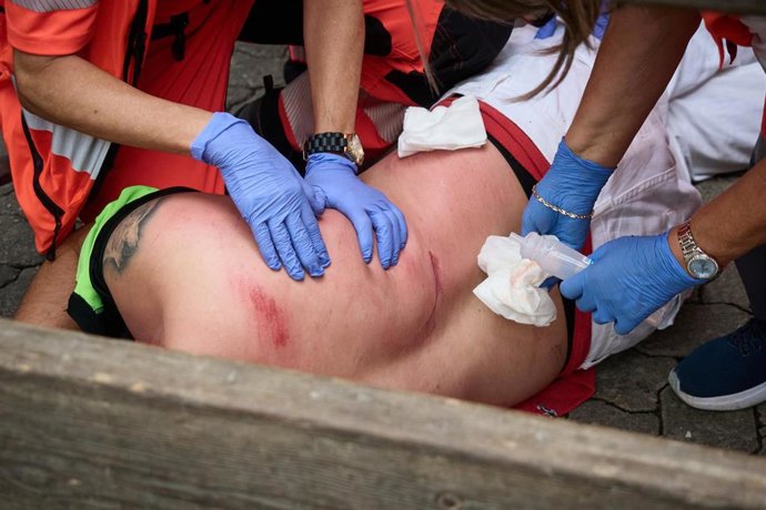 Heridos atendidos por voluntarios de la Cruz Roja en el Séptimo encierro de los Sanfermines de 2026, a 13 de julio de 2026, en Pamplona, Navarra.
