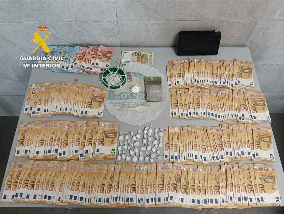 Dinero y drogas intervenidos en un local de hostelería de Borriana