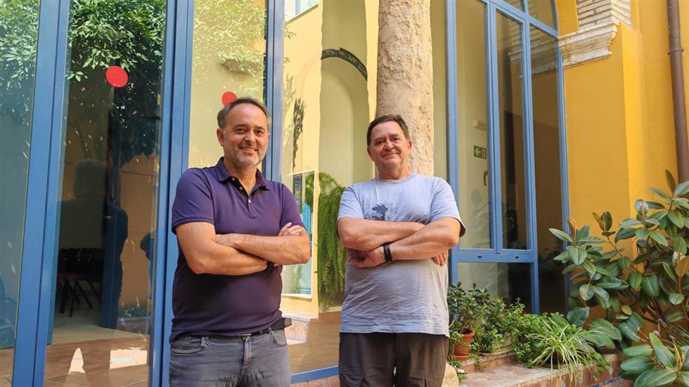 Los investigadores del grupo 'Tramas' del IESA-CSIC, Rafael Villafuerte y Miguel Delibes-Mateos.