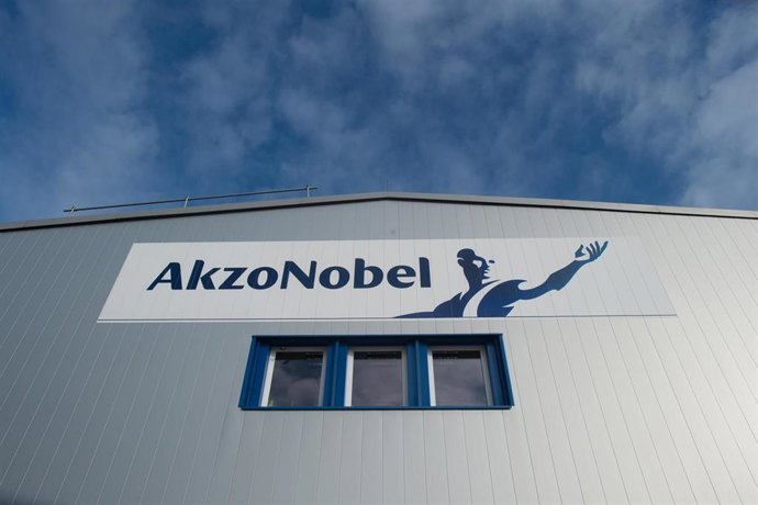 Archivo - FILED - 24 October 2017, Saxony-Anhalt, Bitterfeld-Wolfen: A general view of the logo of Akzo Nobel on athe facade of an office. Dutch paints and chemicals maker Akzo Nobel reported higher profits for the fourth quarter on Wednesday. Photo: Klau