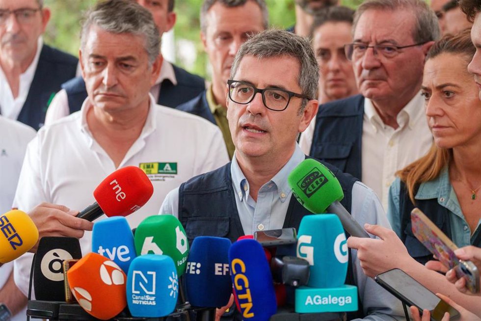 El ministro de Presidencia, Justicia y Relaciones con las Cortes, Félix Bolaños, atiende a los medios por segunda vez en Turre (Almería), por el incendio de Los Gallardos. (Foto de archivo).