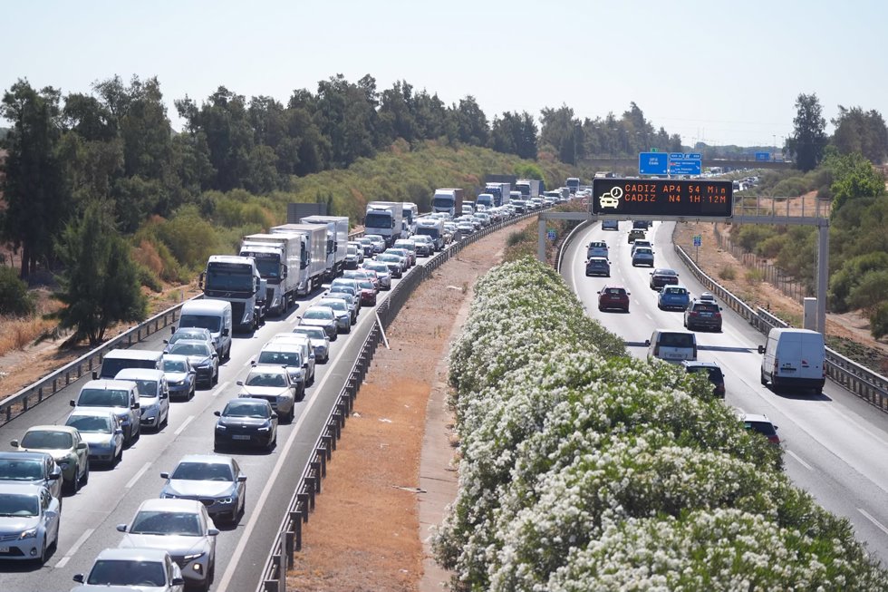 Estado de la circulación en la A-4 entre Cádiz y Sevilla a la altura de Dos Hermanas por la colisión de un camión y varios vehículos.