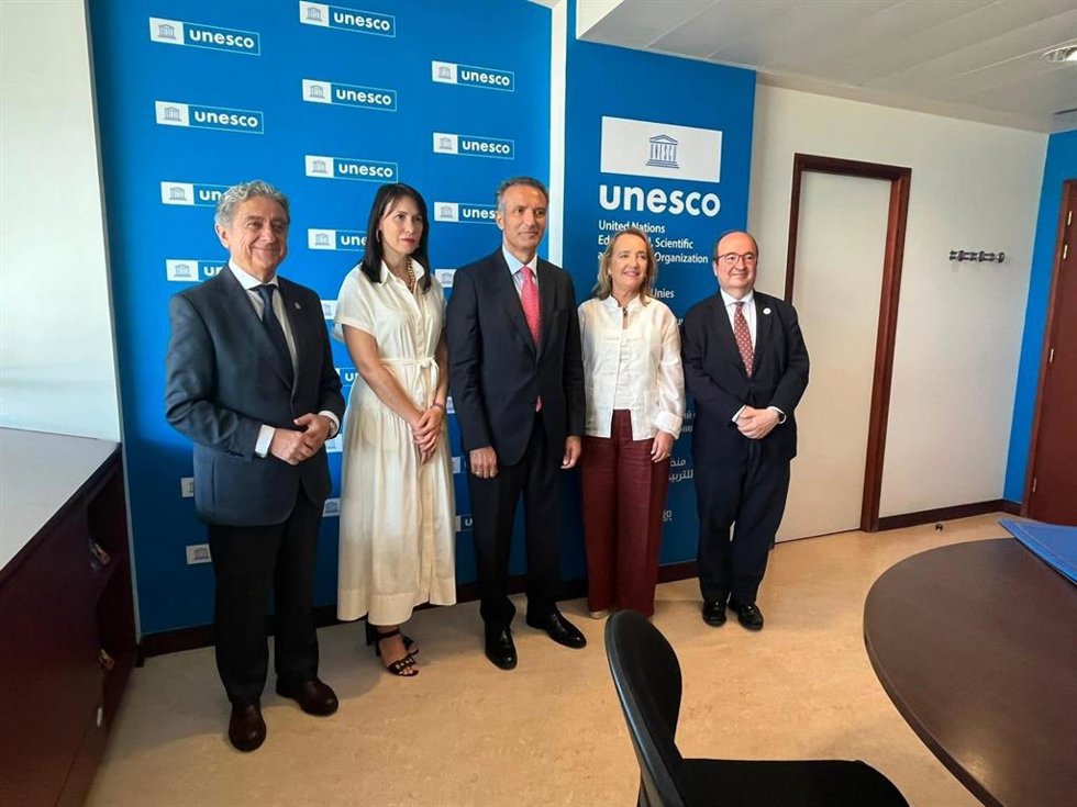 Firma del acuerdo por el que Andalucía acogerá un Centro de Referencia de la Unesco para fomentar el diálogo intercultural y el diálogo mediterráneo.