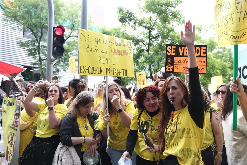 Archivo - Manifestantes portan pancarta con lema 'Si ya no es BUP y COU ¿por qué guardería? Repite: escuela infantil' durante una sesión plenaria en la Asamblea de Madrid, a 7 de mayo de 2026, en Madrid (España).