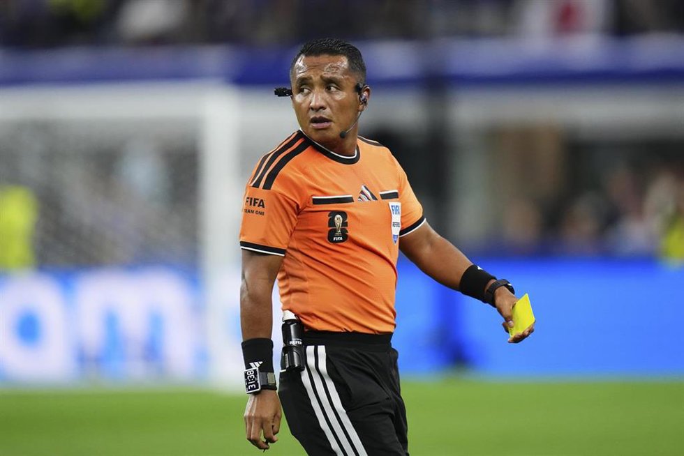 El colegiado salvadoreño Iván Barton, en el Japón-Suecia del Mundial 2026.