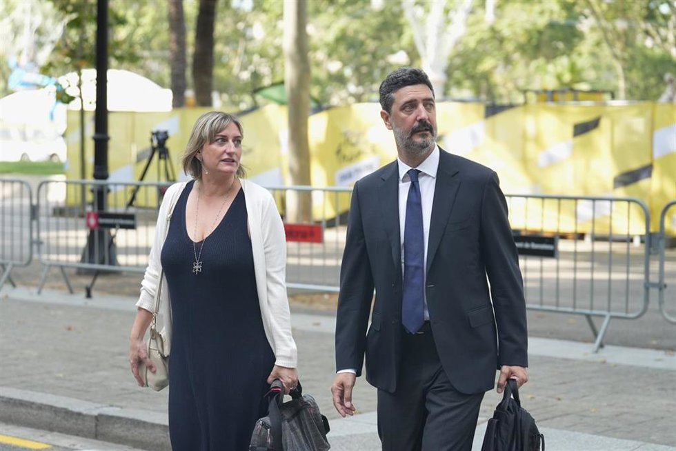 Archivo - La exconsellera de Salud, Alba Vergés, y su abogado Mariano Bergés, a su llegada a la Audiencia de Barcelona