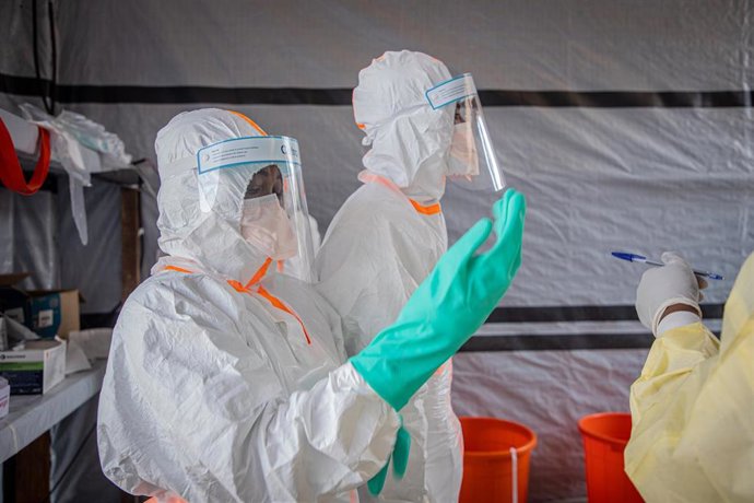 Fotografía de archivo de trabajadores sanitarios en un centro de tratamiento para el ébola en Bunia, capital de la provincia de Ituri, en el noreste de República Democrática del Congo (RDC)