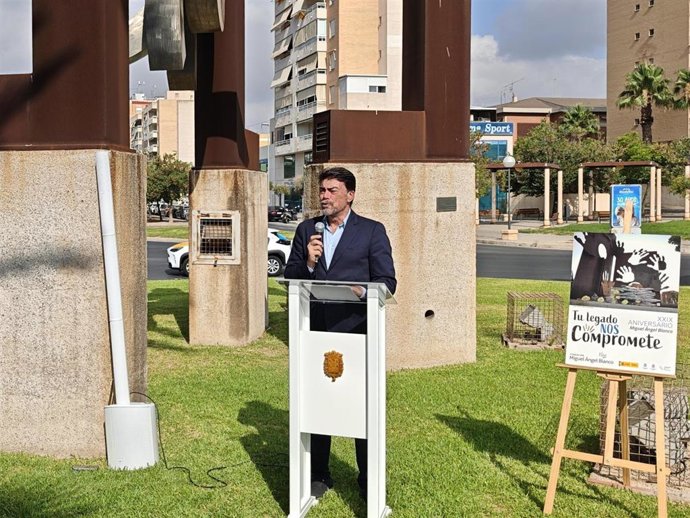 El alcalde de Alicante, Luis Barcala (PP), este lunes durante un acto de recuerdo a Miguel Ángel Blanco