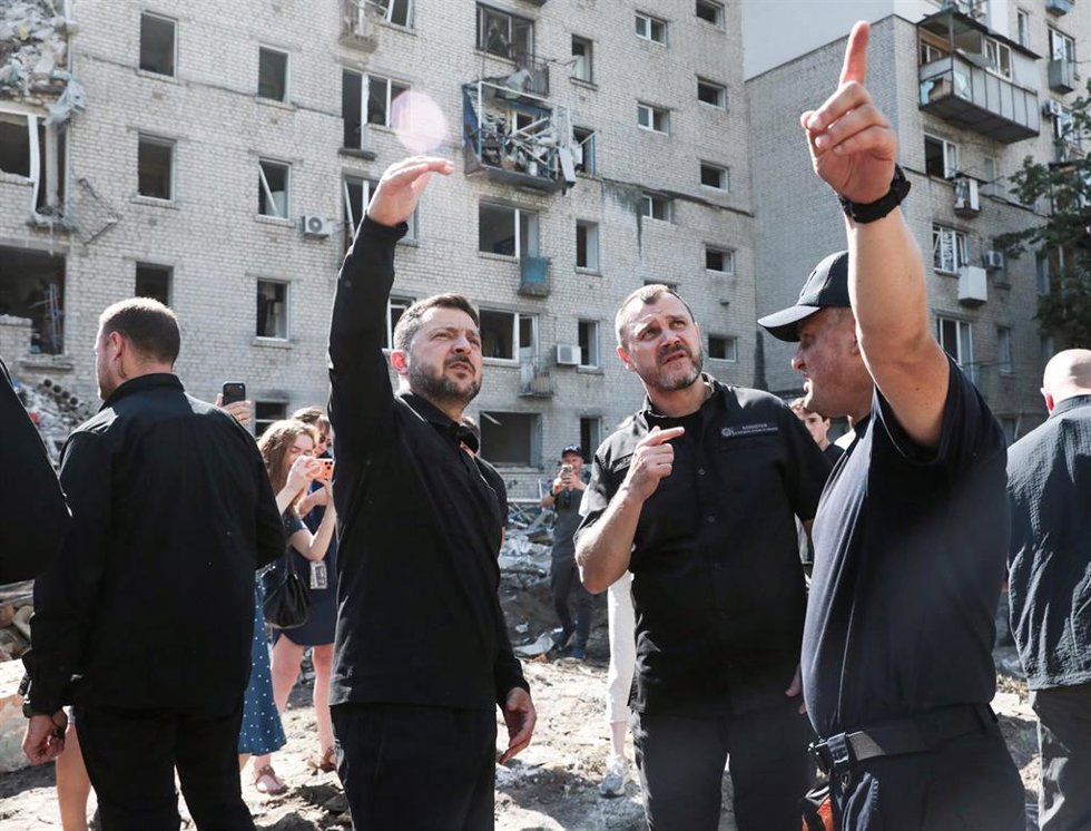 El presidente de Ucrania, Volodimir Zelenski, y el ministro del Interior, Igor Klimenko, supervisan los estragos de los recientes ataques sobre Kiev.