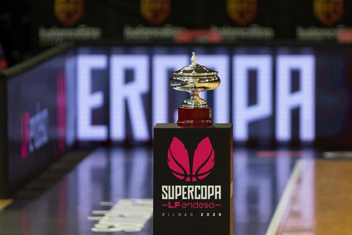 Archivo - El trofeo de la Supercopa LF Endesa antes de la final entre Lointek Gernika y Meins Avenida en la edición de 2020.