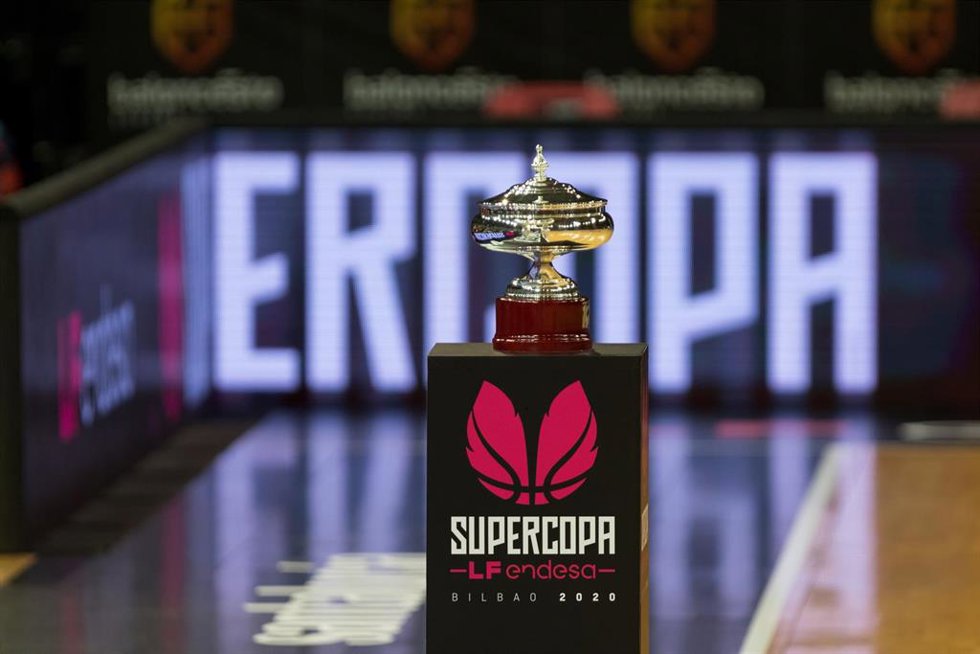 Archivo - El trofeo de la Supercopa LF Endesa antes de la final entre Lointek Gernika y Meins Avenida en la edición de 2020.