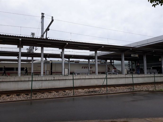 Archivo - Estación de tren de Gijón.
