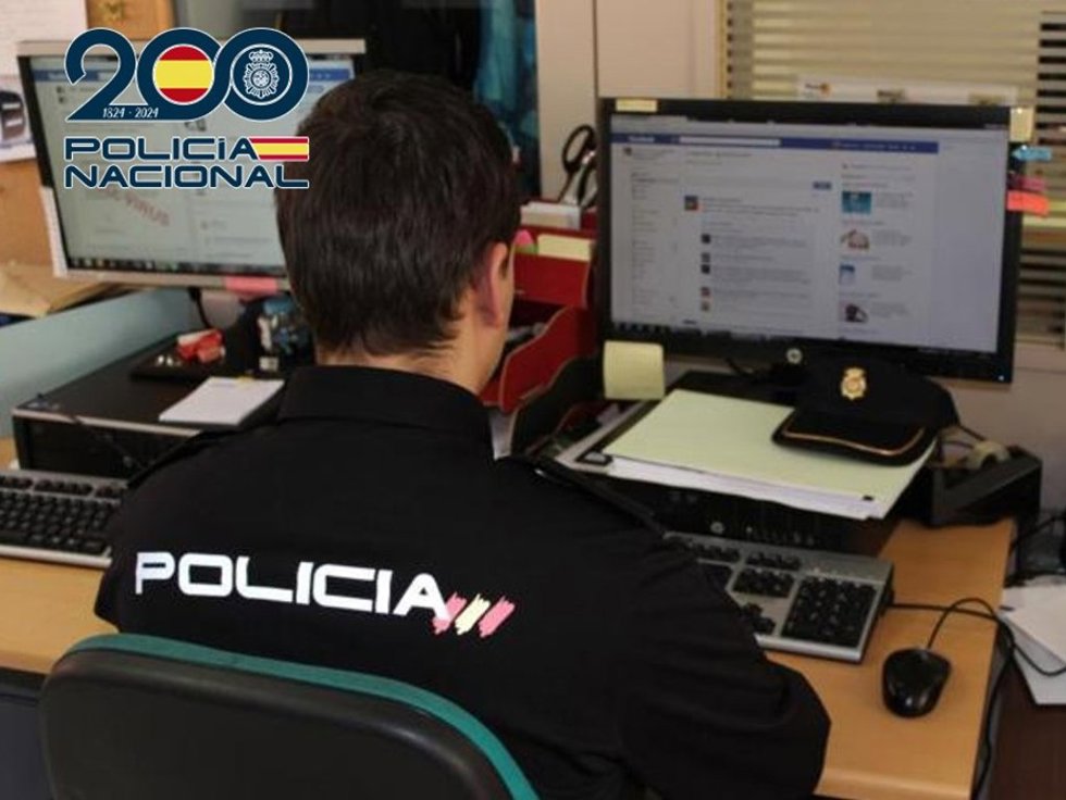 Agente de la Policía Nacional frente a un ordenador.