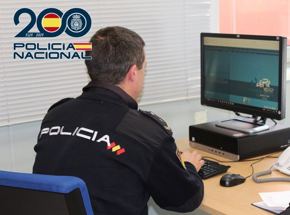 Archivo - Un agente de la Policía Nacional 