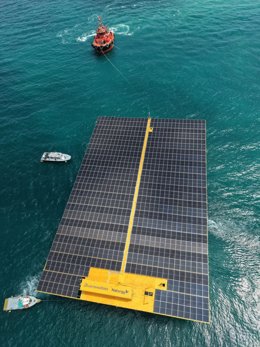 La primera plataforma solar marina d'Espanya arriba al Port de València per a iniciar la seua fase de proves