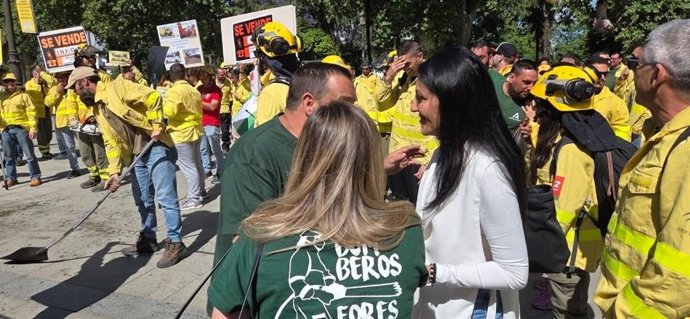 La portavoz de Podemos Andalucía, Alejandra Durán, con bomberos forestales. (Foto de archivo).