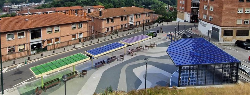 Nueva cubierta sobre el escenario de la plaza Betolaza en Bilbao.