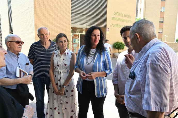 La alcaldesa de Almería, María del Mar Vázquez, en su visita a las obras de las plazas Guardia Civil y Sacerdote Fernando Berruezo.