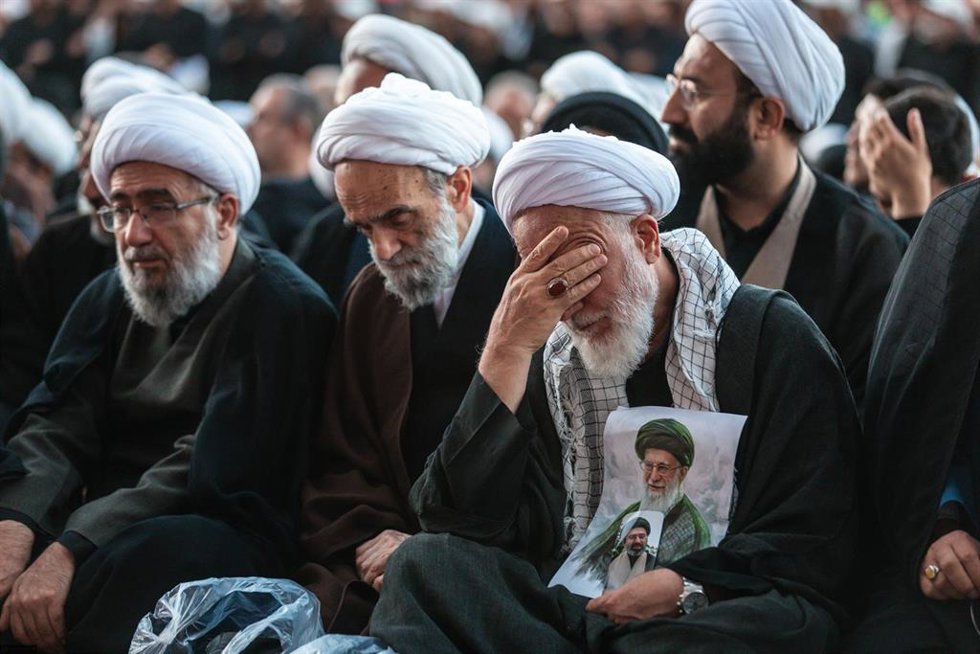 Funeral del líder supremo de Irán, Ali Jamenei, y de los miembros de su familia, antes de que sea enterrado en el santuario del imán Reza, en Mashhad. 