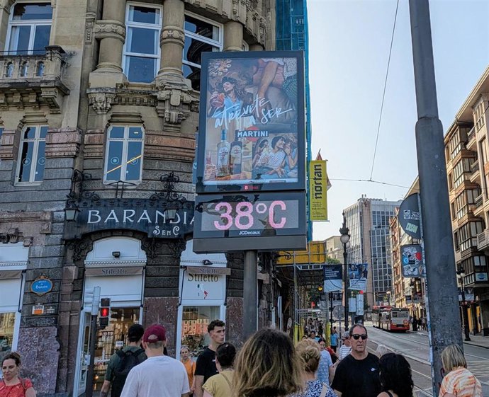 Archivo - Termómetro marca 38 grados en Bilbao