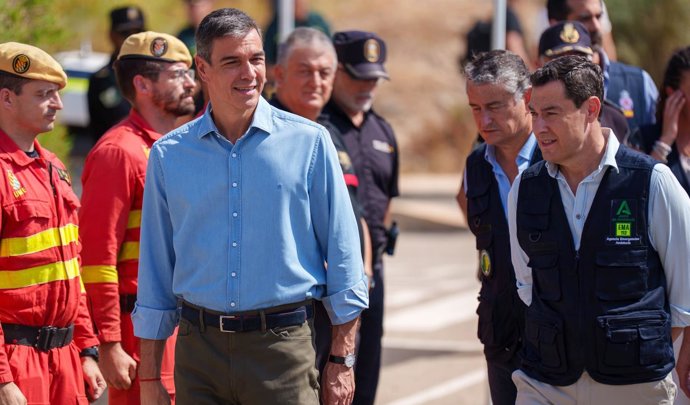 El presidente del Gobierno, Pedro Sánchez, y el presidente de la Junta de Andalucía, Juanma Moreno, en el puesto de mando avanzado instalado en Turre (Almería) por el incendio forestal de Los Gallardos.
