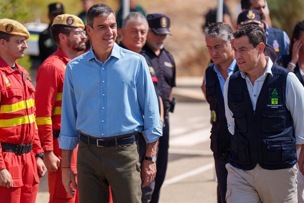 El presidente del Gobierno, Pedro Sánchez, y el presidente de la Junta de Andalucía, Juanma Moreno, en el puesto de mando avanzado instalado en Turre (Almería) por el incendio forestal de Los Gallardos.