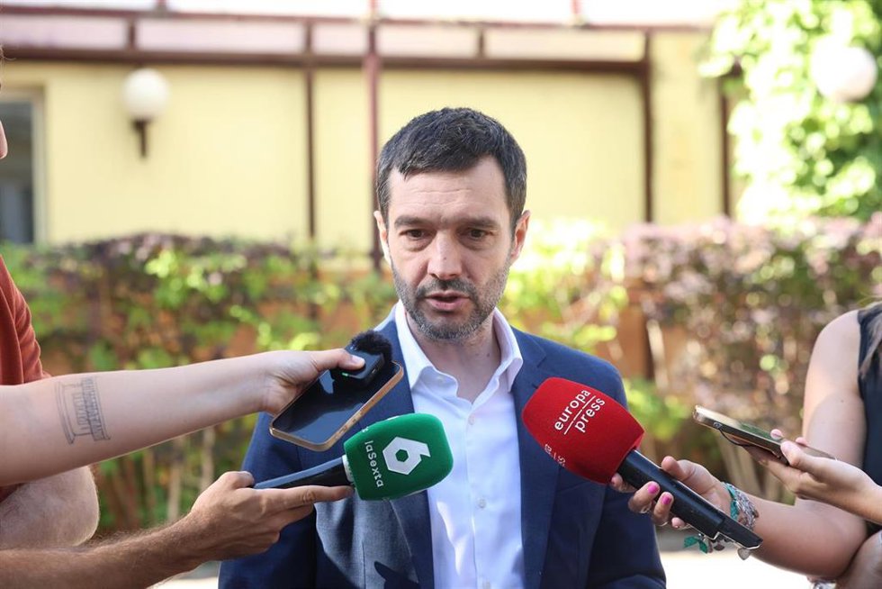 El ministro de Derechos Sociales, Consumo y Agenda 2030, Pablo Bustinduy, atiende a los medios de comunicación antes del Consejo Nacional de Discapacidad, en la sede del Real Patronato sobre Discapacidad.