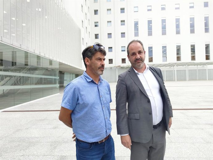 El abogado Raúl Vázquez (d), junto a uno de los hijos de la mujer que murió asesinada por su hermano en abril de 2024, en la parroquia de Lavadores en Vigo.