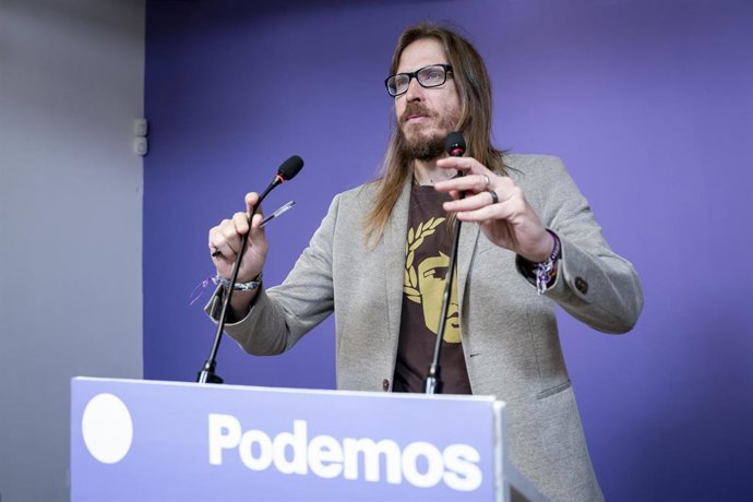 Archivo - El secretario de Organización y portavoz de Podemos, Pablo Fernández, durante una rueda de prensa en la sede de Podemos, a 18 de mayo de 2026, en Madrid (España).