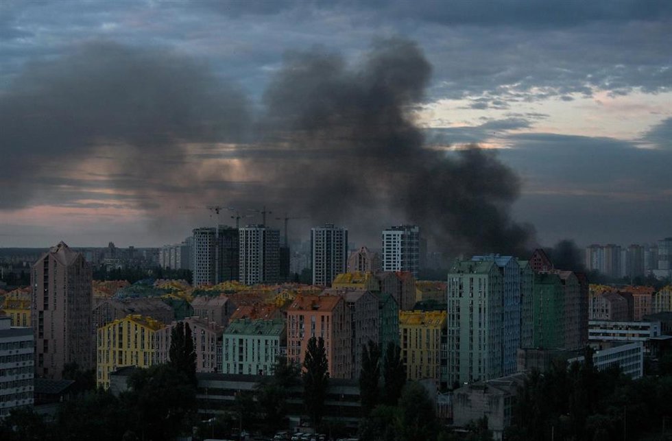 Columna de humo tras un ataque lanzado por el Ejército de Rusia contra la capital de Ucrania, Kiev, el 11 de julio de 2026 (archivo)