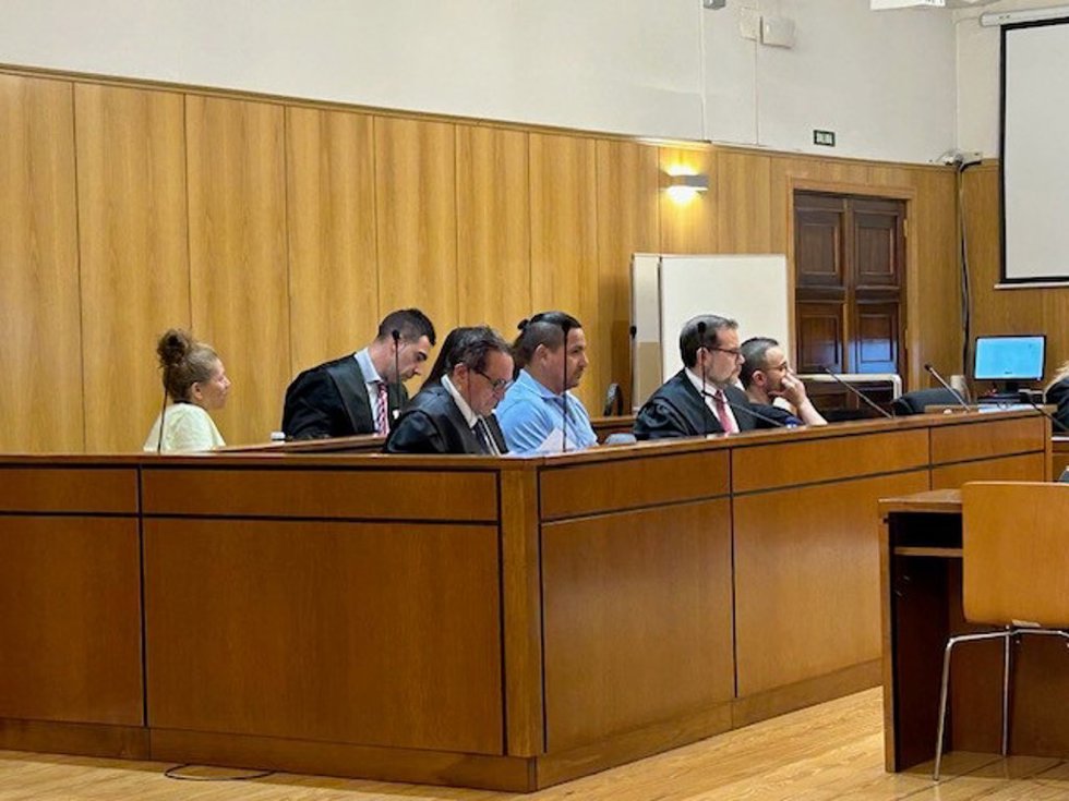 Banquillo de la Audiencia de Valladolid ocupado por los acusados y sus defensas.