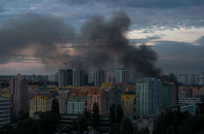 11 de julho de 2026, Kiev, Ucrânia: Fumaça preta proveniente de um ataque russo se eleva acima de prédios de apartamentos em Kiev, na Ucrânia, em 11 de julho de 2026. Na noite de sábado, 11 de julho, o exército russo lançou um ataque com mísseis balístico