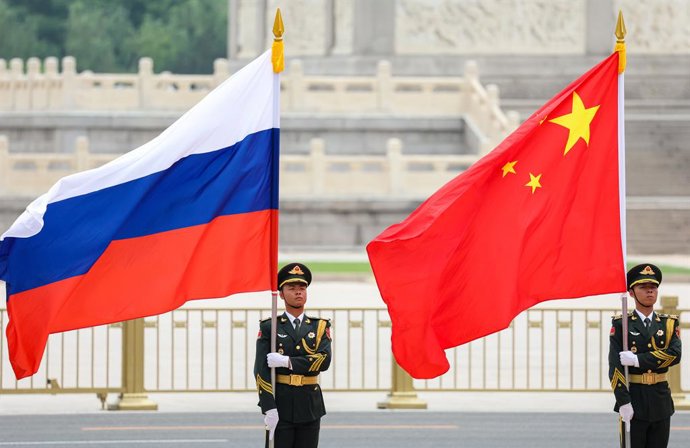 Archivo - Arquivo - Imagem de arquivo das bandeiras da Rússia e da China.