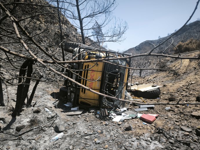 Camión del Infoca volcado en Bédar (Almería) tras sufrir un accidente