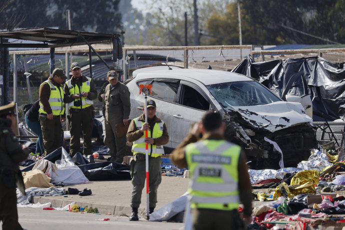 Vina del Mar, 12 de julio de 2026. Personal de SIAT de Carabineros, del Servicio Medico Legal, y de servicios de emergencia, trabajan en el sector de la feria Caupolican, donde un accidente vehicular con atropello deja 6 fallecidos   Sebastian